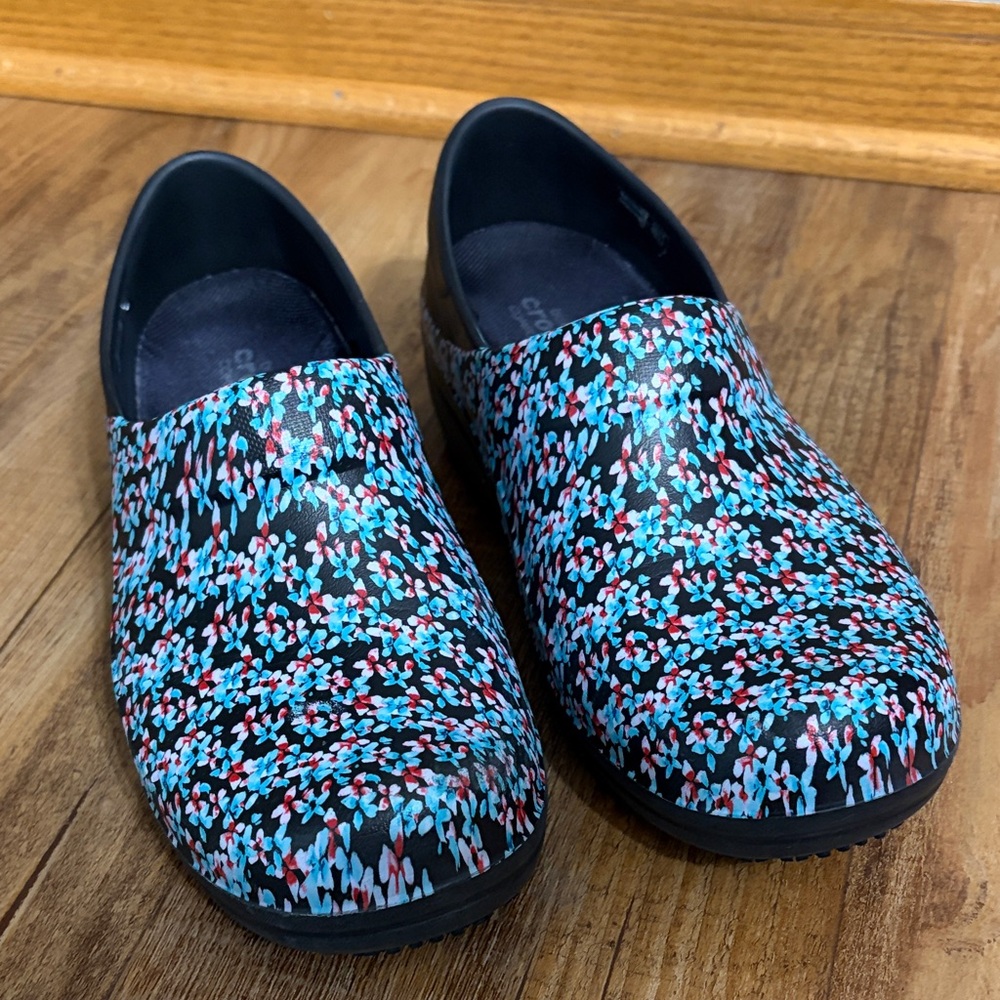 Crocs Neria Pro II blue floral Clogs Slip Resistant Work Shoes size 8